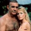 Ein Vorbild für stolze Brusthaarträger: Der Schauspieler Sean Connery, stark behaart als James Bond in einer Szene mit Kim Basinger in "Sag niemals nie".