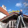 Siegfried Unsin legt beim Aufbau des „Hauses Hasenglück“ auf dem Dorfplatz letzte Hand an. Ab Sonntag locken fünf österliche Stationen nach Wiedergeltingen. 