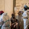 Gesundheitspersonal behandelt Cholera-Patienten in einem Krankenhaus in Lilongwe (Malawi).