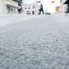 Zentimeterdickes Eis auch in der Krumbacher Bahnhofstraße: Der Regen verwandelte gestern Morgen viele Straßen in gefährliche Rutschbahnen. Fotos: Maximilian Czysz