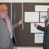 Zur Eröffnung der Ausstellung „Bauen mitten im Dorf“ sprachen im Tapfheimer Rathaus der Stadtplaner Gunther Wild (links) und Bürgermeister Karl Malz. Sie zeigten die Fördermöglichkeiten auf. 	