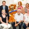 Bei der Feier des Stadtbücherei-Jubiläums: (von links, hintere Reihe) Landtagsabgeordneter Johann Häusler, Oberbürgermeister Frank Kunz, Brigitte Schöllhorn, Christine Kreuzer, Monika Hertl sowie (vordere Reihe) Kerstin Staude, Corina Hausmann, Werner Gutmair und Verena Ott. In der Mitte ist der neue XXL-Teddybär zu sehen, den Kunz als Geschenk mitbrachte. 