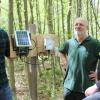 Das im Eichwald aufgestellte Feinstaubmessgerät begutachten (von links) Dominik Landerer, Ludwig Pertl und Erwin Karg. 