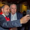 ... Fotos. Hier zu sehen sind Arnold Hanschek, Vorsitzender des Nördlinger Bayern-Fanclubs Eichendorffstüble, und Uli Hoeneß. Danach ging es zur Statue durch die Stadt, angeführt von der ...