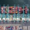 Frachtschiff am Containerterminal des Tianjiner Hafens.