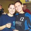 Hoffen nach dem Spiel gegen Donauwörth, einen Grund zum Feiern zu haben: Lisa Stumpf (links) und Elke Rehm vom TSV Wertingen. 