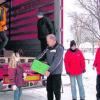 Ein voller Erfolg war für die Fahrer des Weihnachtstrucks Berthold Heidemann und Andrea Barnsteiner (von rechts) der erste Tag ihrer Sammeltour. Foto: Rosi Geiger