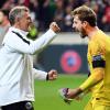 Frankfurts Keeper Kevin Trapp (rechts) und Torwarttrainer Manfred "Moppes" Petz. Hier gib es die Infos zum Pokal: Eintracht Frankfurt - Werder Bremen live in TV & Stream - Free-TV?