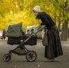 Frau mit Kinderwagen in Peking: Die Metropole wird von einer Krankheitswelle an Lungenentzündungen heimgesucht.