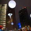 Tausende Ballons steigen in den Berliner Abendhimmel