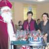 Rundum zufrieden waren nicht nur die zahlreichen Gäste beim Laugnaer Seniorentag, sondern auch „St. Nikolaus“ (Wilhelm Kotschner), Eva Maria Kotschner und Irmgard Deil bei der Verteilung der Geschenke. 