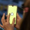Die Macher der Foto-App Snapchat stellen den Chatbot MyAI nun auch nicht zahlenden Nutzern zur Verfügung.