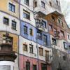 Auf manchen Stadtführungen bekommen Touristen einen Einblick in den Mitte der 80er Jahre von Friedensreich Hundertwasser gestaltete Gemeindebau. 