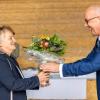 Schulleiterin Diana Hertle bekommt zum Geburtstag einen Blumenstrauß von Landrat Klaus Metzger.