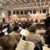 Die Spannung steigt: Der Petruschor hat unter der Leitung von Kantor Oliver Scheffels (rechts, stehend) die letzte Klavierprobe für das Verdi-Requiem absolviert. Bis zur Aufführung am Samstag wird mit Orchester geübt. 	
