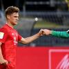 Münchens Matchwinner Joshua Kimmich (l) begrüßt Torwart Manuel Neuer.