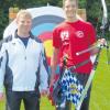 Zusammen mit Andreas Mayr (rechts) freut sich auch Stefan Schäffer, Kadertrainer und Schützenmeister des Heimatvereins Edelweiß Thierhaupten, über den gewonnenen deutschen Titel seines Schützlings. 