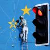 Das Brexit-Wandbild von Banksy in Dover zeigt einen Mann, der die EU-Flagge mit einem Hammer entfernt. Damit er das nicht schafft, braucht es Reformen. Wieder einmal.  	