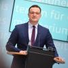 Gesundheitsminister Spahn hat angekündigt, dass Rückkehrer aus Risikoländern ab Samstag einen Corona-Test machen müssen.