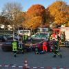Bei der Simulation eines Verkehrsunfalls auf dem Lehrerparkplatz zeigten Feuerwehr, Polizei und Bayerisches Rotes Kreuz, wie schwer und anspruchsvoll die Arbeit am Unfallort ist. 