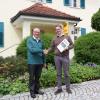 Wendelin Hämmerle (links) und Langerringens Bürgermeister Marcus Knoll freuen sich über die Herausgabe des Heftes "Gennach - die Geschichte eines kleinen Dorfes".