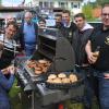 In Welden verabschieden sich die Teilnehmer der Europa-Orient-Rallye mit einem Grillfest von Familie, Freunden und Sponsoren: (von links) Laurin, Oliver Kraus, Tobias Maikowske mit Lukas, Uli Maikowske (Papa von Daniel und Tobias), Timo Pabst, Martin Seidel, Tino Kastl, Jürgen Baumeister und Daniel Maikowske. 	