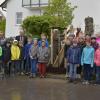 Beim Pflanzen dieses Eisenholzbaums in der Schertlinstraße in Binswangen waren die Binswanger Schulkinder dabei. Sie werden ihn auch die nächsten Jahre beobachten. 	