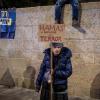 Einigen Mitarbeitern des UN-Hilfswerks für palästinensische Flüchtlinge wird vorgeworfen, an den Terrorakten der Hamas beteiligt gewesen zu sein. Rechtsgerichtete israelische Aktivisten protestieren deshalb vor dem Hauptsitz des Hilfswerks in Jerusalem.