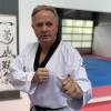 In einer ehemaligen Autowerkstatt hat Heinz Gruber seit einem Jahr seine Taekwondo-Schule in Krumbach. Hier unterrichtet er Schüler vom Kindes- bis zum Rentenalter. Anlässlich seines 70. Geburtstags sinniert er darüber, die Leitung seiner Schule langsam in andere Hände zu übergeben. 	