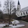 Gestartet wird an der Binswanger St.-Nikolaus-Kirche. Dort gibt es einen schönen Ausblick aufs Dorf.