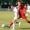 Die Rainer Bezirksliga-Mannschaft (im Bild in Rot: Matthias Kühling) hat im Heimspiel gegen den VfR Neuburg eine deutliche 0:3-Niederlage eingesteckt. 