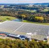 Hier wachsen in Bayern auch im Winter Tomaten: 4,5 Hektar umfasst das erste LED belichtete Gewächshaus Deutschlands in Emmerting.