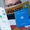 In einer Ausgabe der Zeitschrift „Deutsche Polizei“ werden Tipps zum Umgang mit „Reichsbürgern“ gegeben. Im Zuständigkeitsbereich der Kripo Neu-Ulm gibt es etwa 100 solcher Leute, die den Staat ablehnen. 