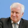 Innenminister Horst Seehofer: "Wir werden die der Entscheidungspraxis zugrundeliegenden Leitsätze des Bamf bis zur Feststellung neuer Entwicklungen im Herkunftsland Syrien vorerst nicht ändern."