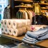 Ein Modehändler in Baden-Württemberg bietet jetzt Klopapier an - um die Corona-Regeln zu umgehen und um auf ein Problem hinzuweisen.