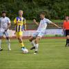 Die Bobinger Fußballer (am Ball Paul Simler) tun sich auf eigenem Platz oft schwer.