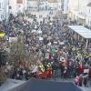 Rund 2200 Menschen waren auf dem Aichacher Stadtplatz auf dem Höhepunkt der Kundgebung "Aichach bleibt bunt!" versammelt. Sie demonstrierten gegen Rechts und für Frieden und Freiheit.