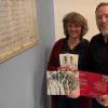 Mit dem Förderkreis Türkheim ins Wunderland Andrea Huszar und Dr. Manfred Schweigert präsentieren den diesjährigen Kunst-Adventskalender des Förderkreis Türkheim.