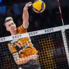 Marek Sotola von den Berlin Volleys schmettert den Ball über das Netz.