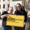 Sepp und Kerstin Egerer am Schauplatz einer fiktiven Sauerkrautverschwörung: „Knedlhausen an der Soß“. 