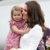 Die britische Herzogin Kate mit ihrer Tochter, Prinzessin Charlotte, auf dem Flughafen in Warschau.