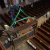 Der neue Spieltisch für die Orgel in St. Anton wird per Kran angehoben. Die moderne Digitaltechnik bringt das Instrument wieder auf den aktuellen Stand und vereinfacht den Organisten das Spiel. 	