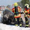 Da war nichts mehr zu retten: Die Feuerwehr Burgau löschte das Auto auf der A8, das letztlich völlig ausbrannte. Von den Insassen wurde zum Glück niemand verletzt.  