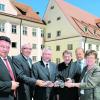 Schlüsselübergabe für die sanierten Gebäude im Kloster Holzen. Das Bild zeigt von links: Bezirksrat Helmuth Zengerle, Filialleiter Martin Burkhart, den Vorsitzenden vom Dominkus-Ringeisen-Werk Walter Merkt, Prälat Josef Heigl, Bürgermeister Manfred Brummer und stellvertretende Landrätin Anni Fries. Fotos: Marcus Merk