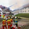 Ein großes Aufgebot an Einsatzkräften kämpft gegen die Flammen an einem landwirtschaftlichen Anwesen in Scheuring. Das Wohnhaus konnte bisher geschützt werden.