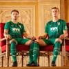 Grünes Trikot im Goldenen Saal: Die FCA-Spieler Mads Pedersen (links) und Frederik Winther stellen das neue Trikot vor.