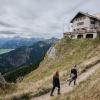 Hütte in Sicht: Gut dran ist, wer sich bei alpinen Wandertouren schon vorab die Plätze in den Unterkünften auf dem Berg reserviert.