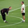Bundestrainer Hansi Flick (r) rechnet mit einem starken Manuel Neuer bei seiner Rückkehr.