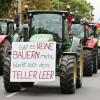 In einem sind sich viele Landwirtinnen und Landwirte einig: Sie fühlen sich von der Gesellschaft unverstanden, obwohl sie es doch sind, die für die Ernährung sorgen. Proteste, wie dieser auf dem Foto, gibt es daher immer wieder. Nun sucht der Bayerische Bauernverband einen neuen Präsidenten, der sich für die Interessen der Mitglieder stark macht.
