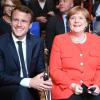 Eine gutgelaunte Bundeskanzlerin mit Staatspräsident Emmanuel Macron bei der Eröffnungsfeier.